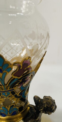 vase en cristal gravé belle monture en bronze et émaux polychrome . XIX siècle .
