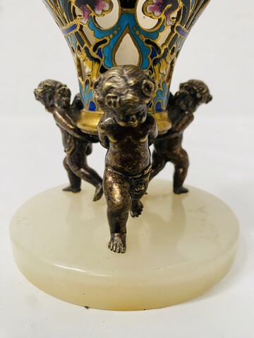 vase en cristal gravé belle monture en bronze et émaux polychrome . XIX siècle .