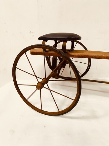 vélo jouer pour enfant dit la draisienne en fonte de fer et bois . XX siècle .