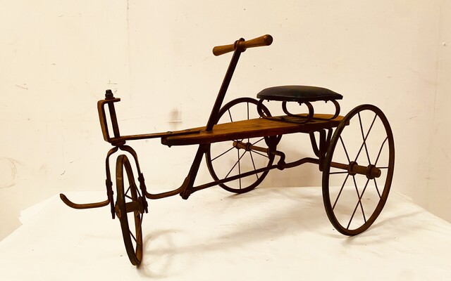 vélo jouer pour enfant dit la draisienne en fonte de fer et bois . XX siècle .