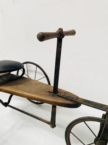 vélo jouer pour enfant dit la draisienne en fonte de fer et bois . XX siècle .