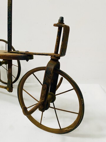 vélo jouer pour enfant dit la draisienne en fonte de fer et bois . XX siècle .