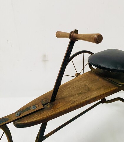 vélo jouer pour enfant dit la draisienne en fonte de fer et bois . XX siècle .