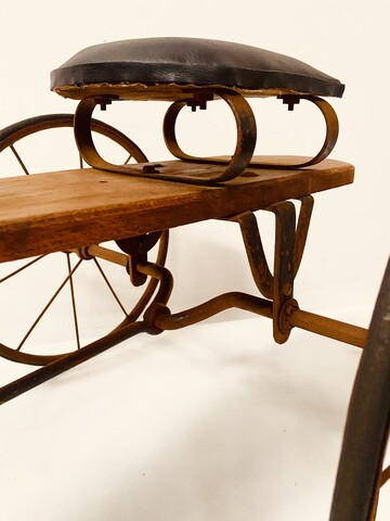 vélo jouer pour enfant dit la draisienne en fonte de fer et bois . XX siècle .