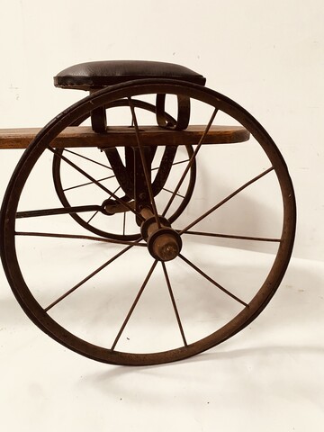 vélo jouer pour enfant dit la draisienne en fonte de fer et bois . XX siècle .