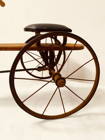 vélo jouer pour enfant dit la draisienne en fonte de fer et bois . XX siècle .