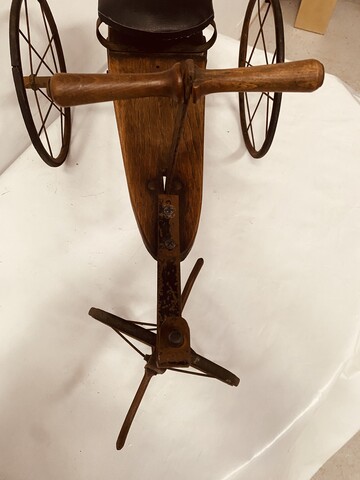 vélo jouer pour enfant dit la draisienne en fonte de fer et bois . XX siècle .