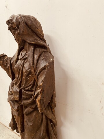 vierge de pitié en bois finement sculpté trace de polychromie . XVI siècle .