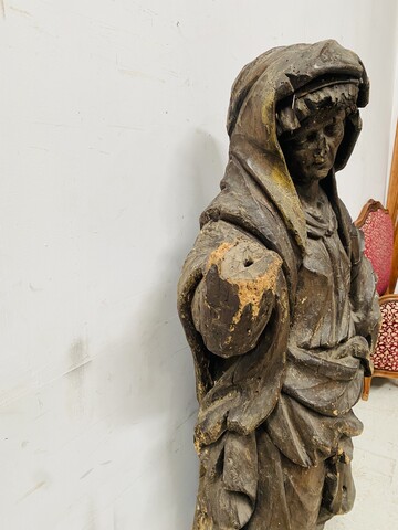 vierge de pitié en bois finement sculpté trace de polychromie . XVI siècle .