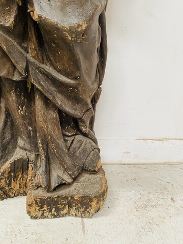 vierge de pitié en bois finement sculpté trace de polychromie . XVI siècle .