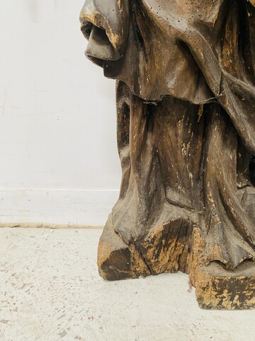 vierge de pitié en bois finement sculpté trace de polychromie . XVI siècle .