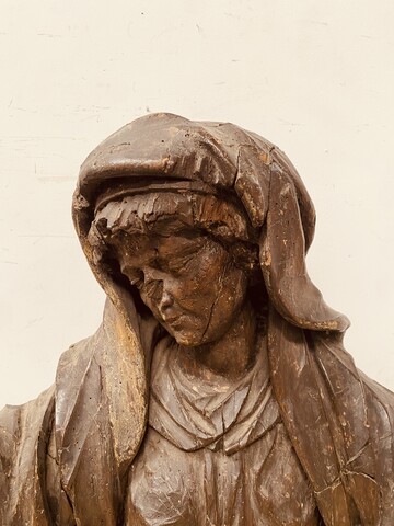 vierge de pitié en bois finement sculpté trace de polychromie . XVI siècle .