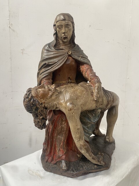 vierge de pitié en bois sculpté polychrome et doré . XVI siècle.