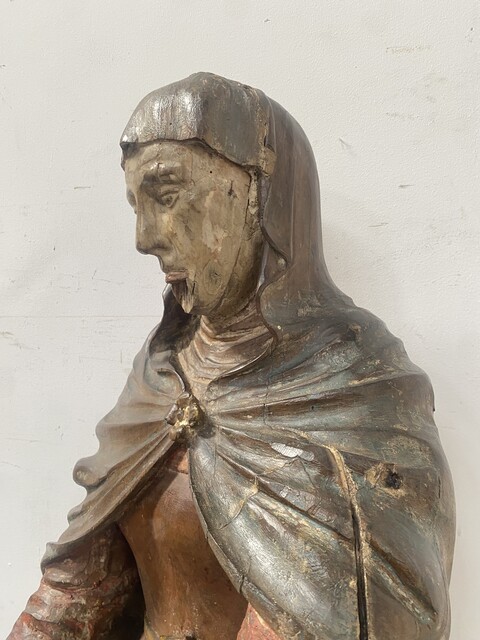 vierge de pitié en bois sculpté polychrome et doré . XVI siècle.