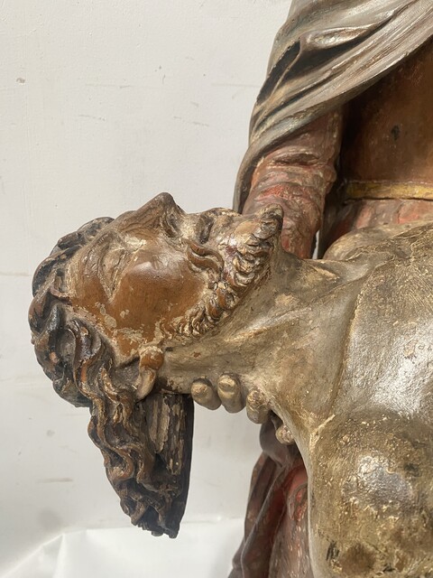 vierge de pitié en bois sculpté polychrome et doré . XVI siècle.