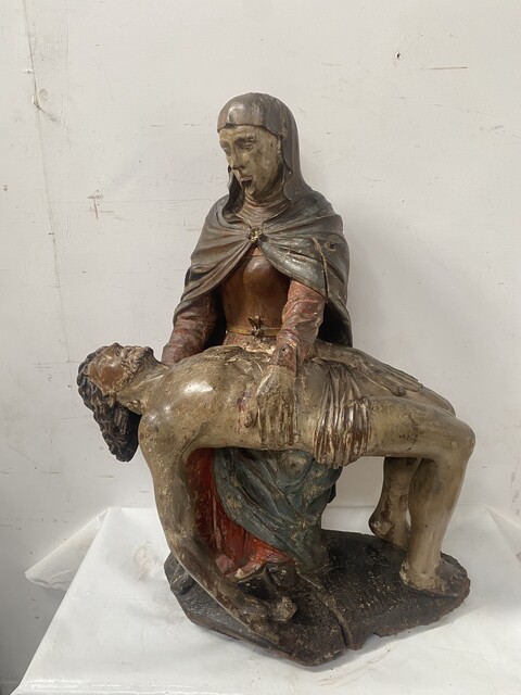 vierge de pitié en bois sculpté polychrome et doré . XVI siècle.
