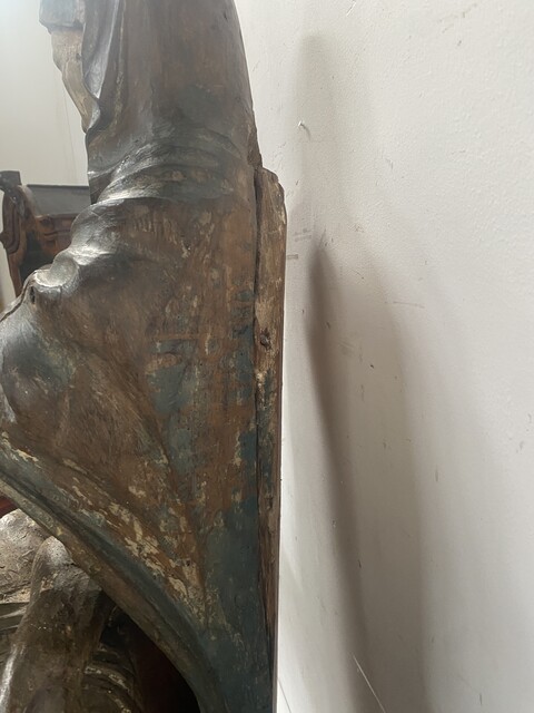 vierge de pitié en bois sculpté polychrome et doré . XVI siècle.