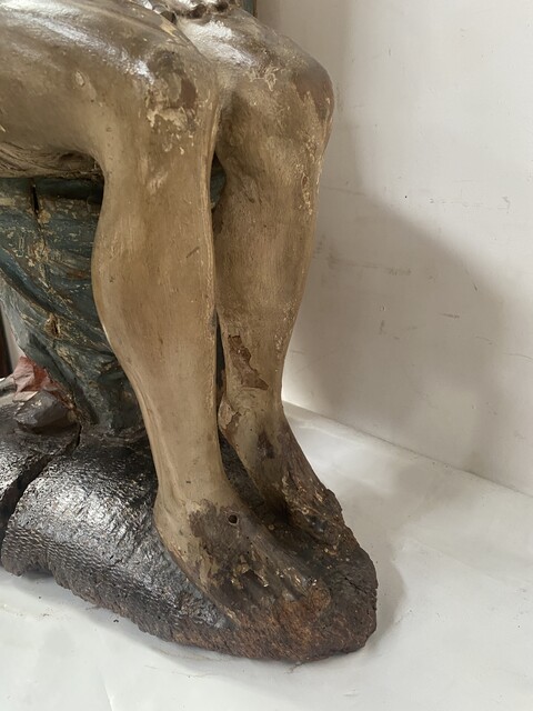 vierge de pitié en bois sculpté polychrome et doré . XVI siècle.