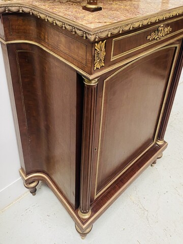 vitrine acajou et bronze ciselé atelier du Faubourg Saint-Antoine .XX siècle.