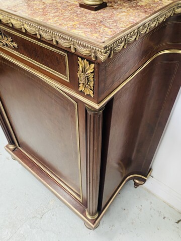 vitrine acajou et bronze ciselé atelier du Faubourg Saint-Antoine .XX siècle.