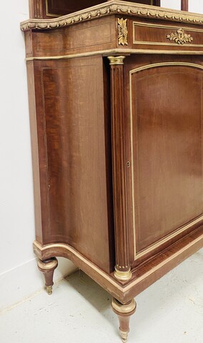 vitrine acajou et bronze ciselé atelier du Faubourg Saint-Antoine .XX siècle.