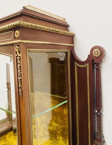vitrine acajou et bronze ciselé atelier du Faubourg Saint-Antoine .XX siècle.