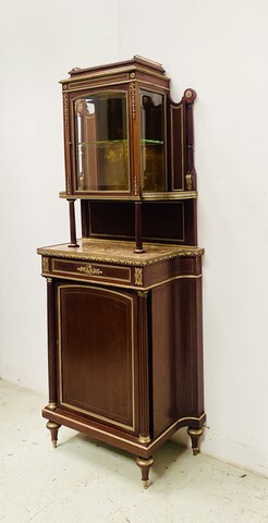 vitrine acajou et bronze ciselé atelier du Faubourg Saint-Antoine .XX siècle.