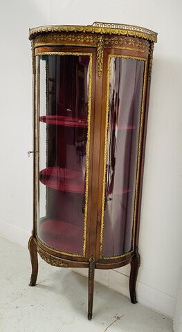 vitrine époque napoléon III placage d'acajou ornementation de bronze.XX siècle.