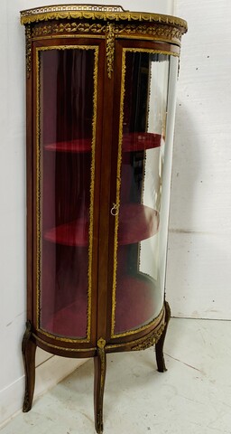vitrine époque napoléon III placage d'acajou ornementation de bronze.XX siècle.