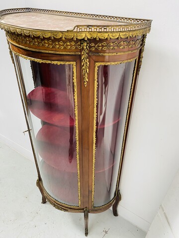 vitrine époque napoléon III placage d'acajou ornementation de bronze.XX siècle.