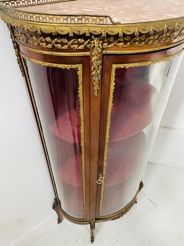 vitrine époque napoléon III placage d'acajou ornementation de bronze.XX siècle.