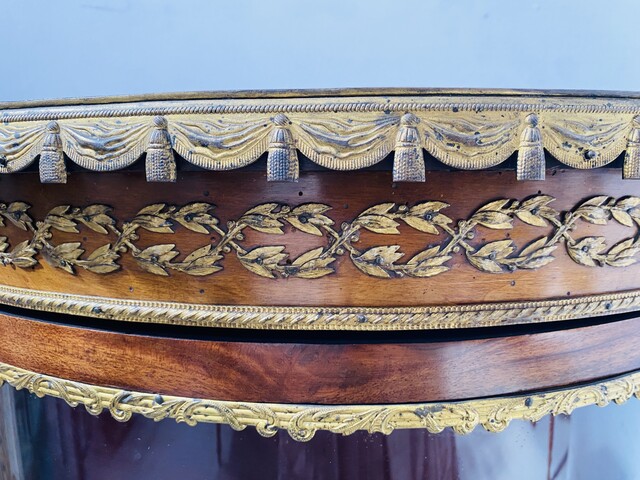vitrine époque napoléon III placage d'acajou ornementation de bronze.XX siècle.