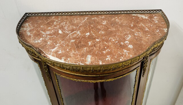 vitrine époque napoléon III placage d'acajou ornementation de bronze.XX siècle.