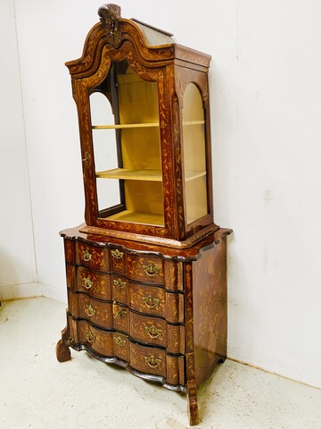 vitrine hollandaise formant commode en partie basse en marqueterie . XIX siècle.