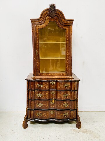 vitrine hollandaise formant commode en partie basse en marqueterie . XIX siècle.