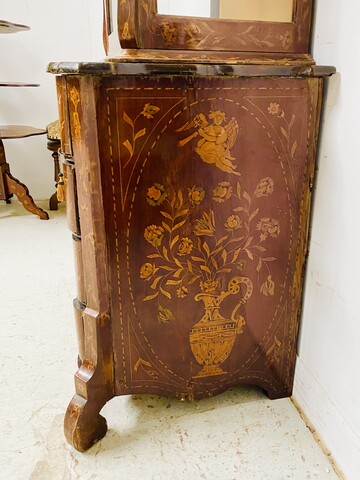 vitrine hollandaise formant commode en partie basse en marqueterie . XIX siècle.