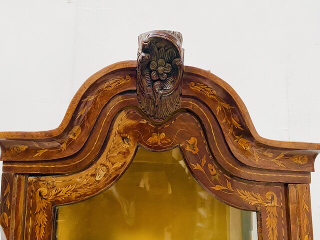 vitrine hollandaise formant commode en partie basse en marqueterie . XIX siècle.