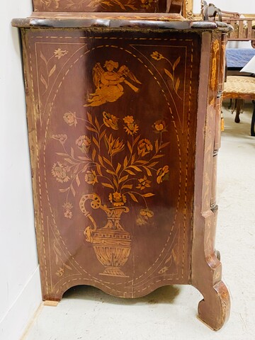 vitrine hollandaise formant commode en partie basse en marqueterie . XIX siècle.