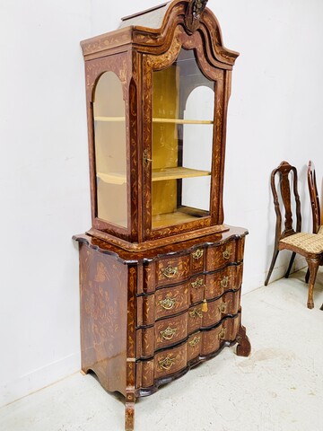 vitrine hollandaise formant commode en partie basse en marqueterie . XIX siècle.