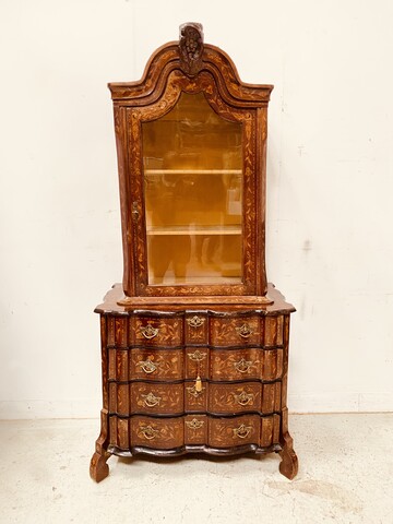 vitrine hollandaise formant commode en partie basse en marqueterie . XIX siècle.