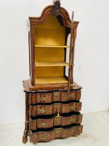 vitrine hollandaise formant commode en partie basse en marqueterie . XIX siècle.