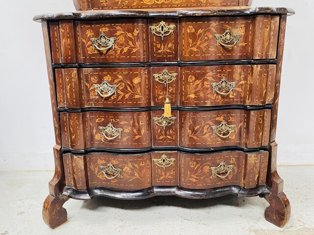 vitrine hollandaise formant commode en partie basse en marqueterie . XIX siècle.