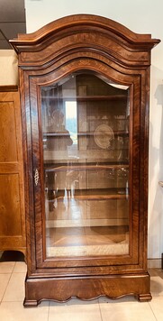 vitrine Louis Philippe en acajou ouvrant par une porte vitrée . XIX siècle .