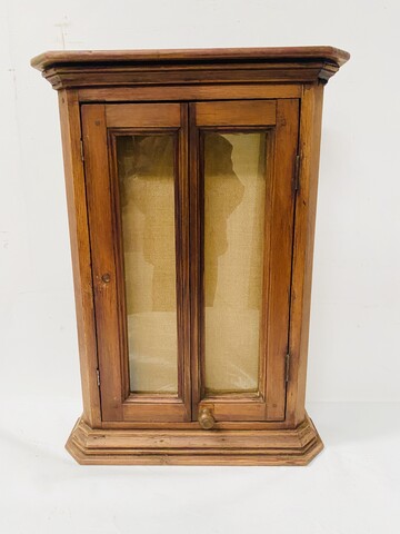 Vitrine mural en bois massif massif comportant deux portes . XIX siècle .