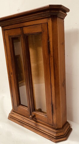 Vitrine mural en bois massif massif comportant deux portes . XIX siècle .