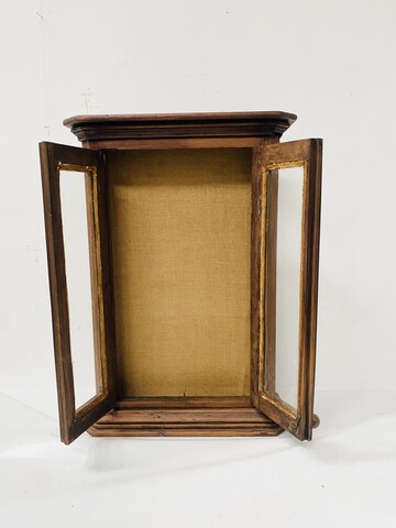 Vitrine mural en bois massif massif comportant deux portes . XIX siècle .