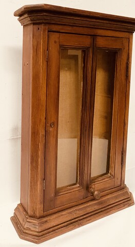 Vitrine mural en bois massif massif comportant deux portes . XIX siècle .