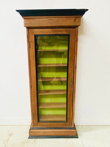 Vitrine mural en bois massif massif comportant un tiroir . XIX siècle .