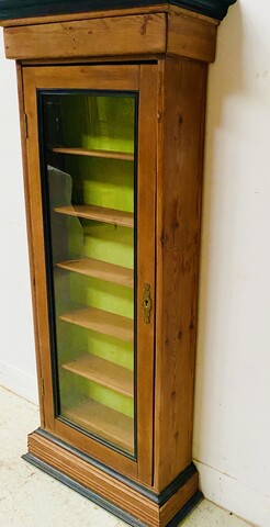 Vitrine mural en bois massif massif comportant un tiroir . XIX siècle .