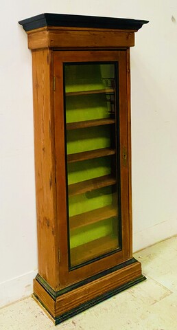 Vitrine mural en bois massif massif comportant un tiroir . XIX siècle .